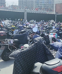 临安广场,能不能腾个大点的停车场?