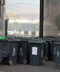 衣锦人家垃圾桶堵满消防通道