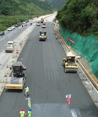 临建高速路面施工正式启动