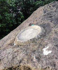 ����ɽʯͷ������С�к�ʯ���أ�