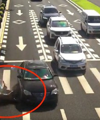 钱王街一轿车未让行,撞上电瓶车!