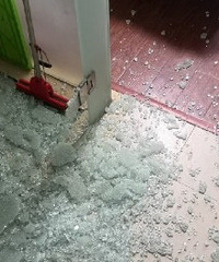 浴室门突然自爆,房东要我赔?