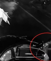 车祸后,居然钻到后座逃走?