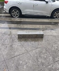 找谁投诉去?路中间这个石头绊了下,手机和腿都破了