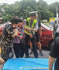 60岁阿姨开车喝水,水太烫双手离了方向盘,结果