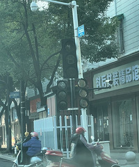 【小金跑现场】第666期:您关注的万马路六园街口红绿灯已启用