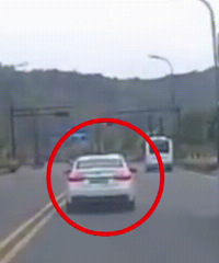 逆向变道超车闯红灯