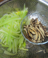"香菇炒西芹"