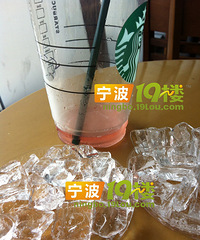 【19楼实验室】做实验吓死人!星巴克一杯冰饮料竟有82块冰(图)