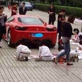 小学生围着豪车做啥