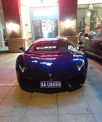 饭店门口的豪车