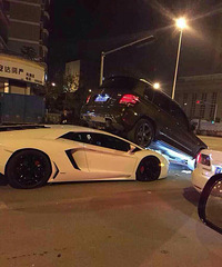 跑车铲飞奔驰SUV