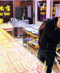 长得超帅80后小哥为给美艳未婚妻惊喜 带榔头冲进去