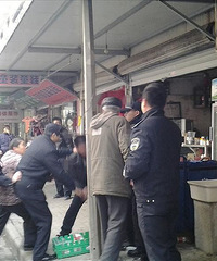 甬港菜市场炸锅了!连他的后脑勺都敢敲猛