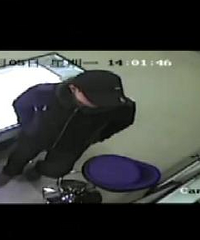 墨镜男走进天一某眼睛店 莫名其妙拿起家伙狂砸
