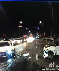 宁波兴宁桥上 女司机开SMART撞奥迪R8