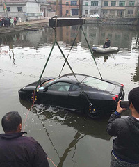 法拉利F430 冲进河里 司机自己游上岸逃生。。。
