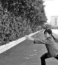 帅!六旬保洁阿姨爱耍双节棍