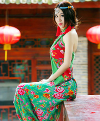 我们在束河古镇的小道上拍的别样婚纱照