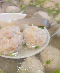 "肉娃娃们的最爱 平菇肉丸子汤"