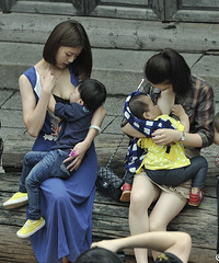 "母乳节要到了,支持母乳吧"