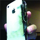 iPhone桌上突然爆开