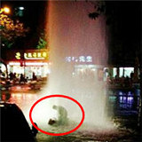 寒风中他用身体堵漏