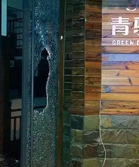 男子因为被酒托诱骗消费 怒砸衢州某酒吧