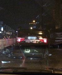 农贸城一轿车 四脚朝天翻在路中间!