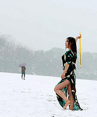 雪地中跳舞的“肚皮舞”老师