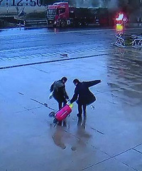 路遇货车着火,衢州狱警奋不顾身排险情