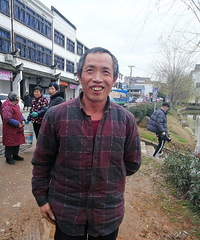 衢州轿车失控冲入池塘,舅舅外甥跳入河中联手救出一家三口