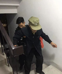 寒夜里老人摔倒路边,路过警民接力送其回家