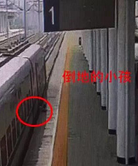 惊险8秒,动车即将关门发车,女童却摔倒在车门口!
