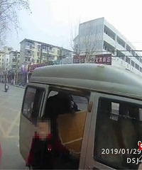 常山交警查获一辆面包车,车上竟然下来了...