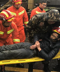 事故现场,衢州警民协同奋力抢救