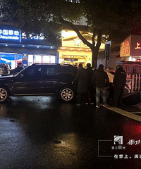 温暖!雨夜衢城一车祸现场,几十位热心市民赶来抬车救人!