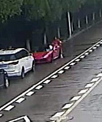偶像剧桥段?大学生骑电动车撞上违停的法拉利 车损20万