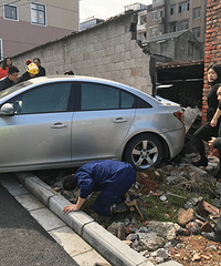 衢州女子被压车底,消防、民警、群众徒手抬车救人