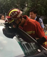 衢州粗心妈妈将十来个月大的孩子锁在车内,孩子脸都憋红了!