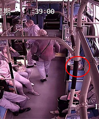 15万元遗忘在公交车上,衢州这位司机居然这样做...