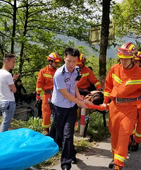 惊险!私家车超车不慎侧翻陡坡,民警砸天窗救人