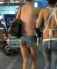 我凌乱了 这俩美女跟不穿有什么区别?