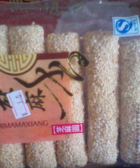 昨天晚上在学校买的零食,今天白天一看,竟然有虫子