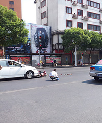 城市广场解放北路上发生一起车祸