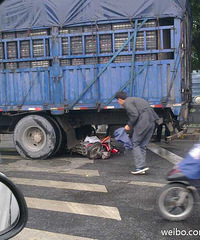 辕门桥发生车祸!电瓶车主的腿估计保不住了