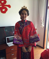 我一共是四套,买了两套,一套出门的秀禾服,一套是敬酒的旗袍