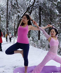 妹子雪地里练瑜伽 我只想说看着你们我好冷!!!