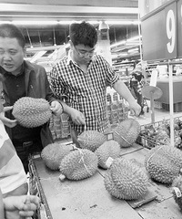 "又到了吃榴莲的季节 现在只要9.9一斤了"