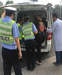 "早产孕妇转院时遇车祸 绍兴高速交警上演\"生命接力\""